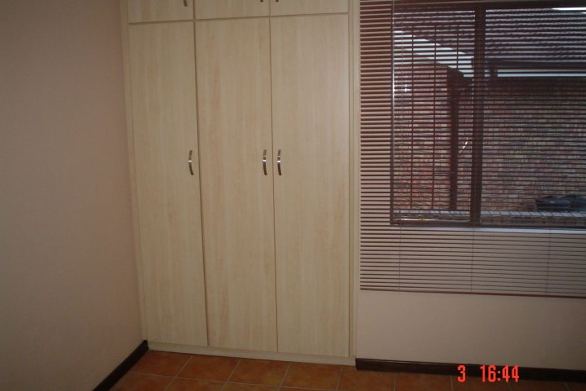 Modern 1-Bedroom Apartment in Schuinshoogte – Ideal Starter Home, All Charges Included! - Photo 3