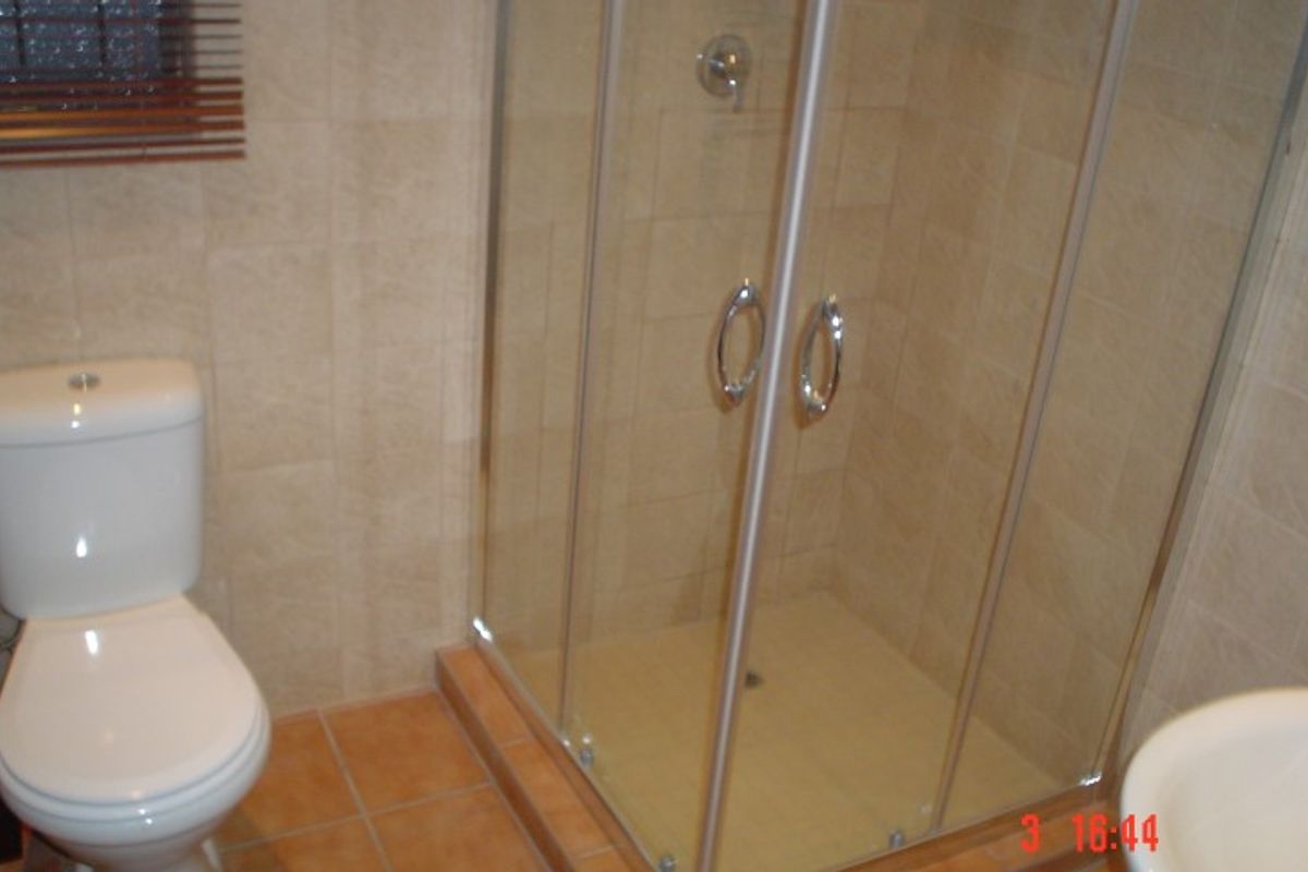 Modern 1-Bedroom Apartment in Schuinshoogte – Ideal Starter Home, All Charges Included! - Photo 2