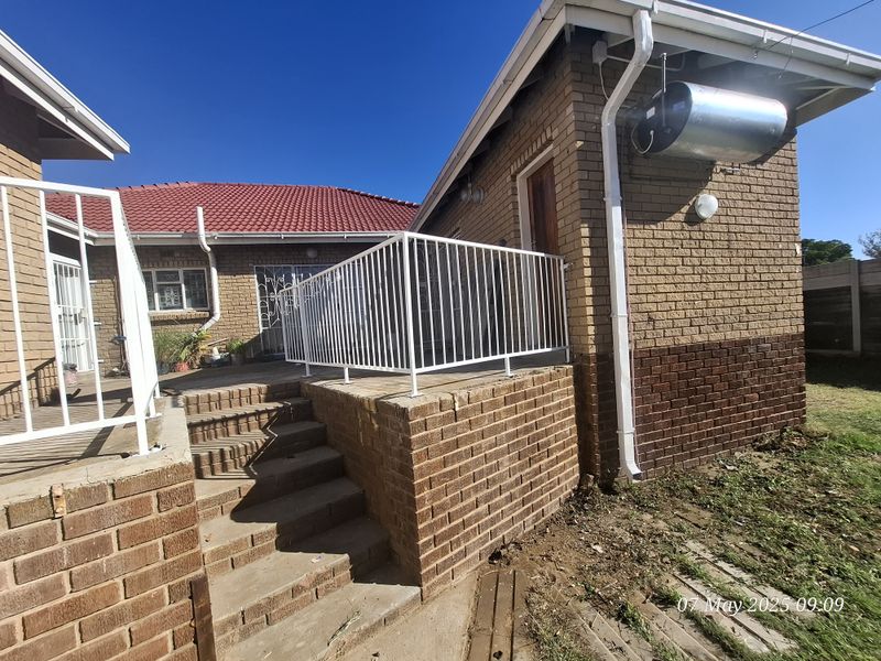 Lovely 3-Bedroom Family Home to Let in Lennoxton - Photo 9