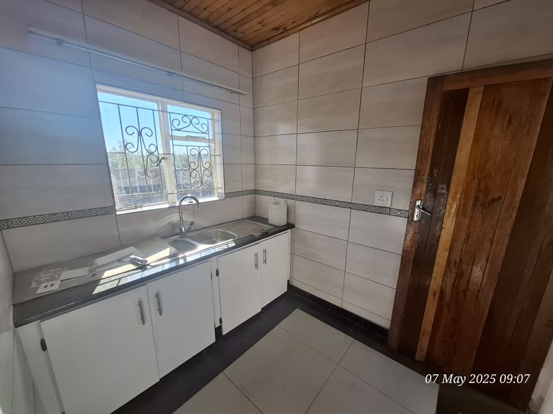 Lovely 3-Bedroom Family Home to Let in Lennoxton - Photo 6