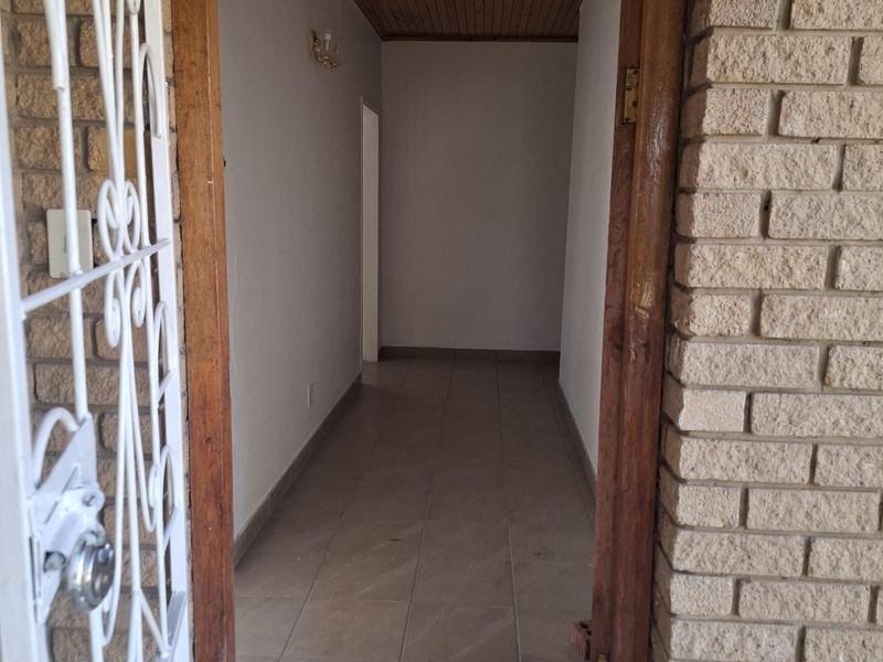 Lovely 3-Bedroom Family Home to Let in Lennoxton - Photo 2