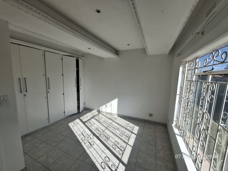 Lovely 3-Bedroom Family Home to Let in Lennoxton - Photo 5