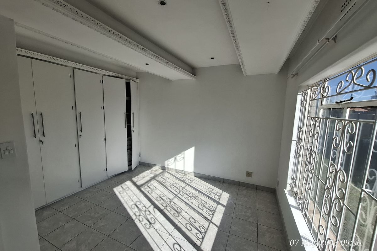 Lovely 3-Bedroom Family Home to Let in Lennoxton - Photo 5