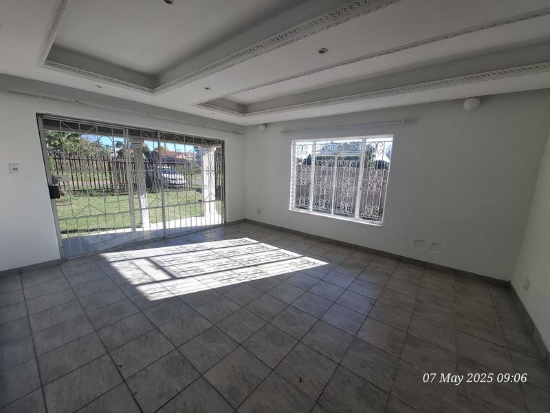 Lovely 3-Bedroom Family Home to Let in Lennoxton - Photo 3