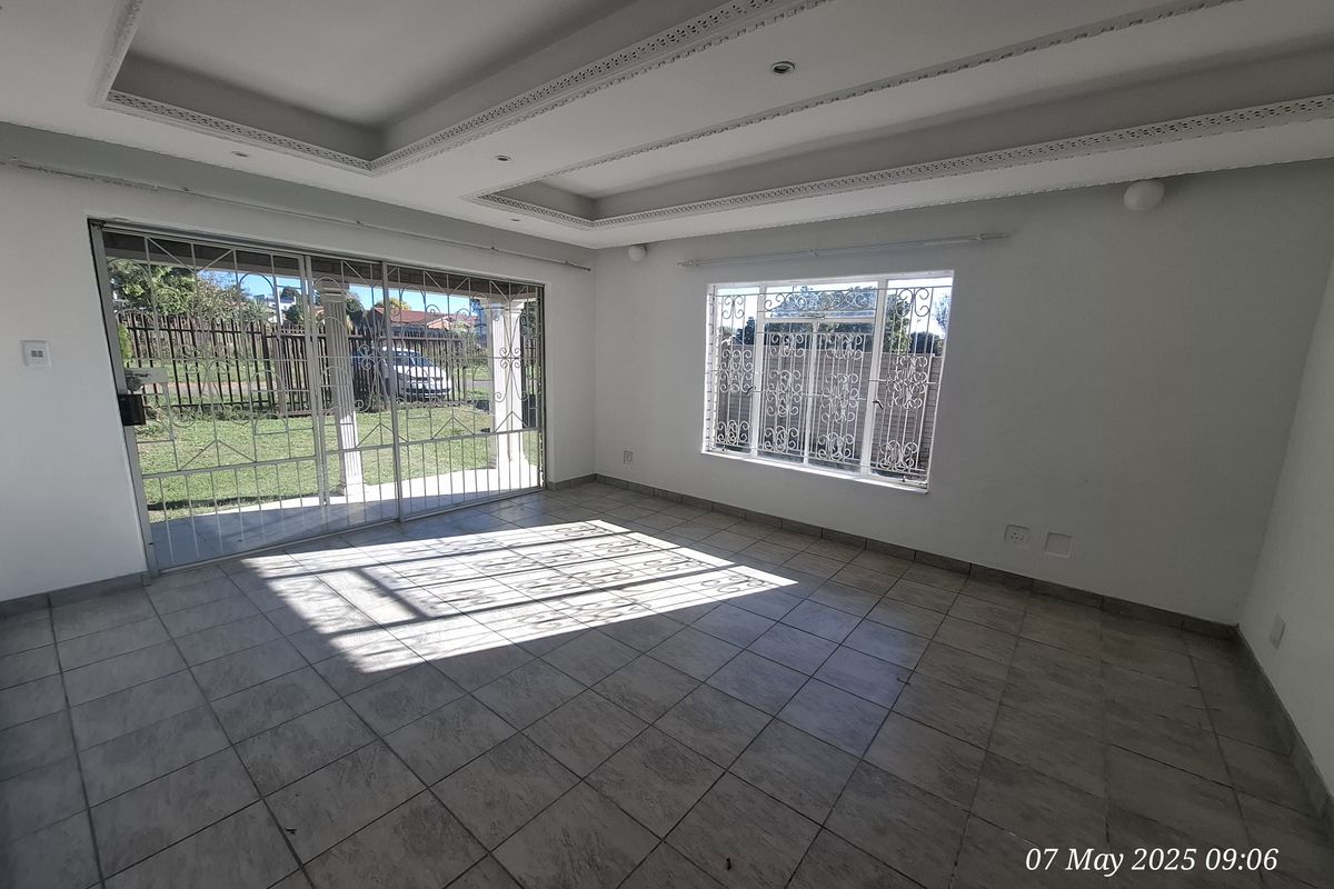 Lovely 3-Bedroom Family Home to Let in Lennoxton - Photo 3