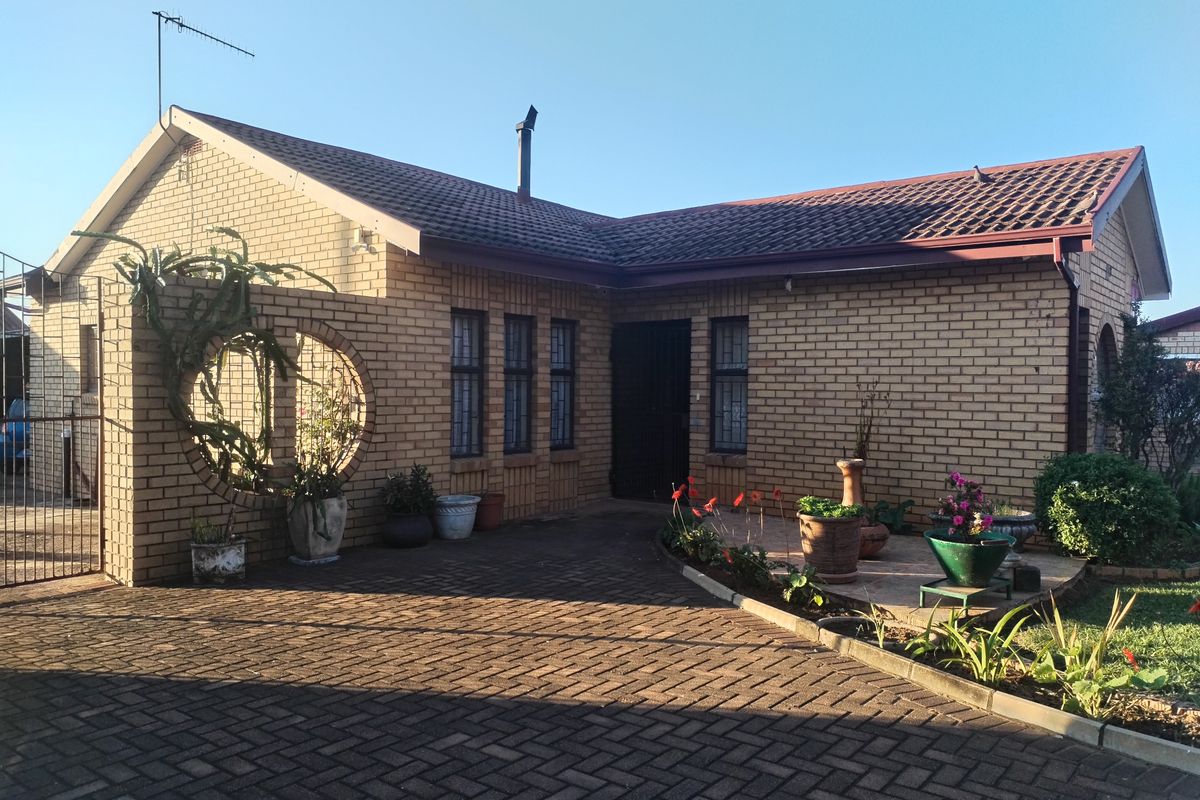 Luxury, Space & Versatility – 4-Bedroom Home with Self-Contained 2 Bedroom Granny Flat! - Photo 2