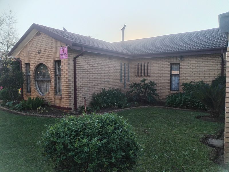 Luxury, Space & Versatility – 4-Bedroom Home with Self-Contained 2 Bedroom Granny Flat! - Photo 5