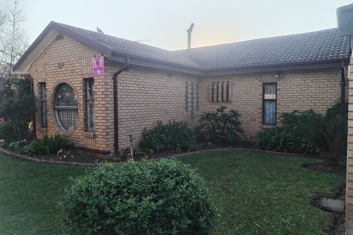 Luxury, Space & Versatility – 4-Bedroom Home with Self-Contained 2 Bedroom Granny Flat! - Photo 5