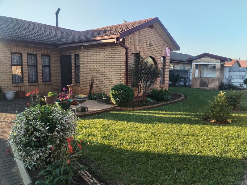 Luxury, Space & Versatility – 4-Bedroom Home with Self-Contained 2 Bedroom Granny Flat! - Photo 4