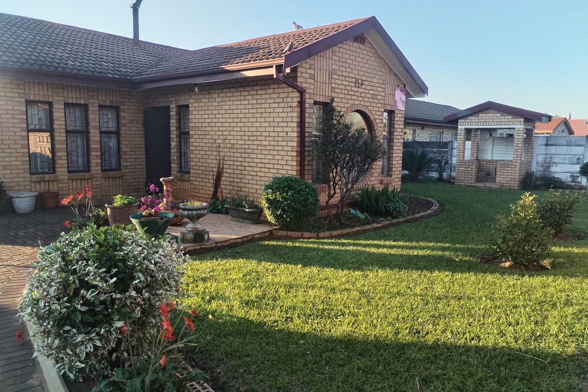 Luxury, Space & Versatility – 4-Bedroom Home with Self-Contained 2 Bedroom Granny Flat! - Photo 4