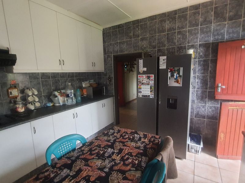 Spacious Family Home with Income Potential in Amiel Park - Photo 10