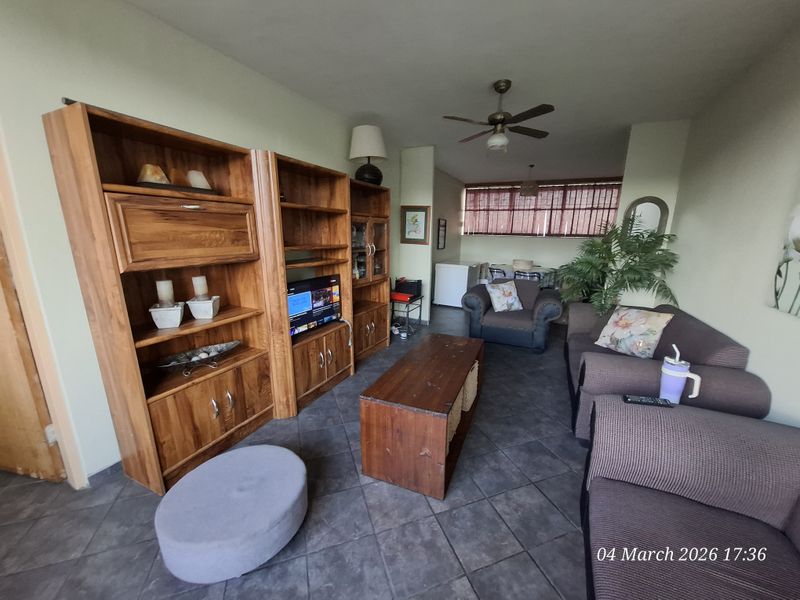 Spacious Flat for sale with Spectacular Views in Pioneer Park! - Photo 9