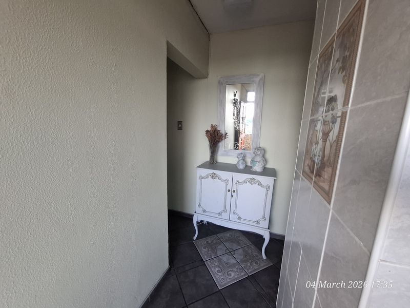 Spacious Flat for sale with Spectacular Views in Pioneer Park! - Photo 7