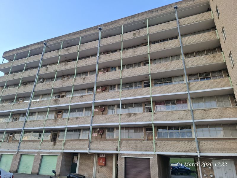 Spacious Flat for sale with Spectacular Views in Pioneer Park! - Photo 3