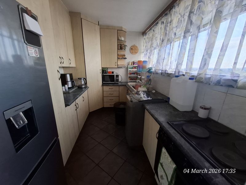 Spacious Flat for sale with Spectacular Views in Pioneer Park! - Photo 5