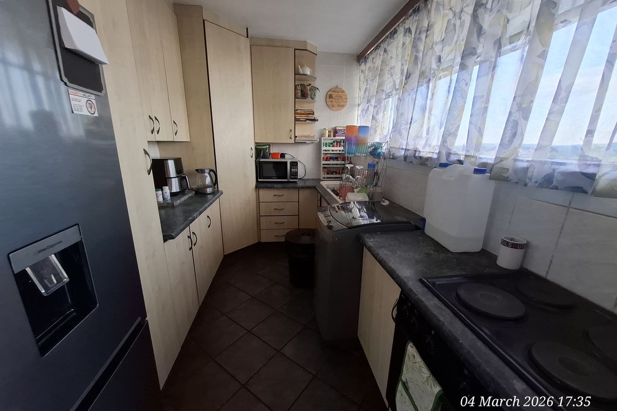 Spacious Flat for sale with Spectacular Views in Pioneer Park! - Photo 5