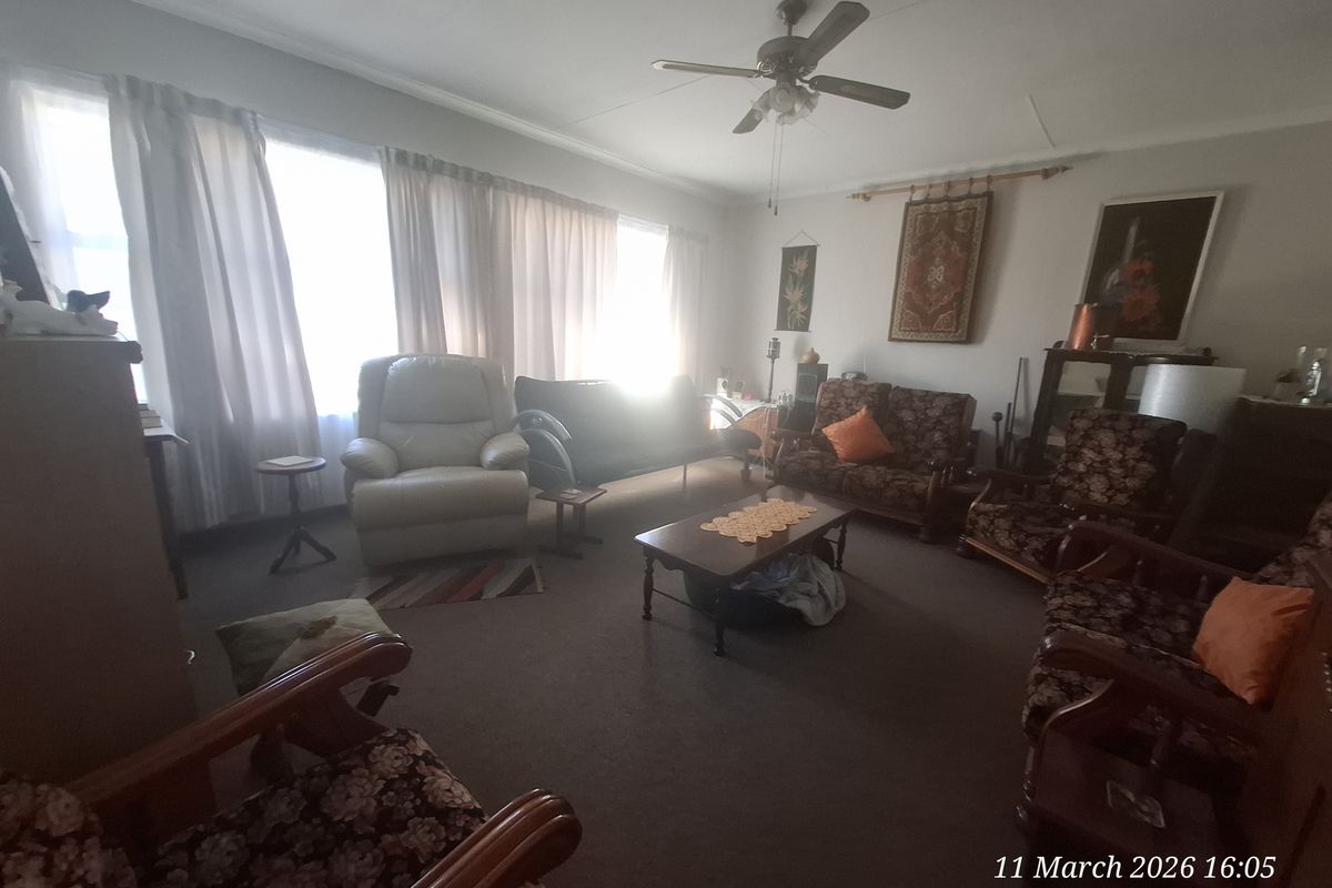 Comfortable Family Home in a Convenient Location - Photo 3