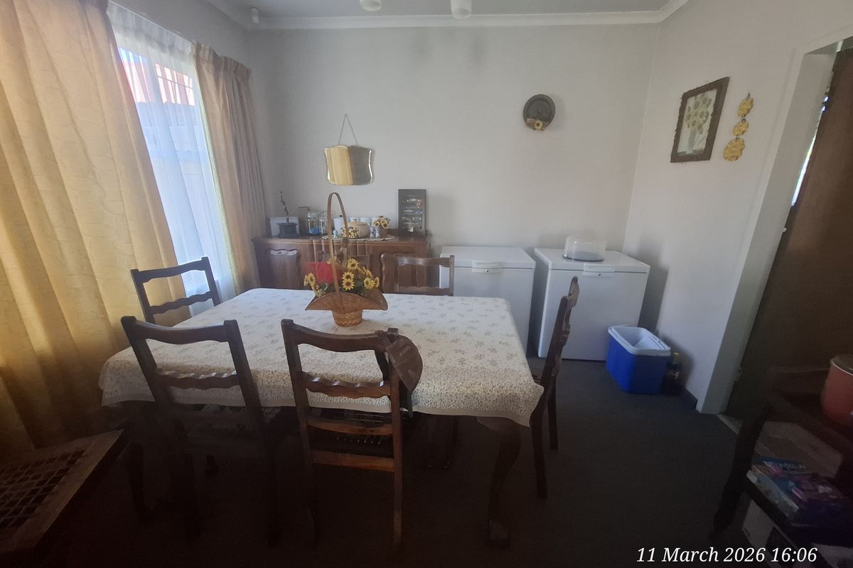 Comfortable Family Home in a Convenient Location - Photo 4