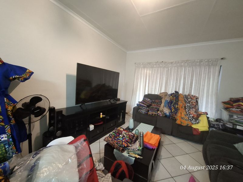 Secure & Simply Convenient – The Perfect Sunny Ridge Apartment! - Photo 5