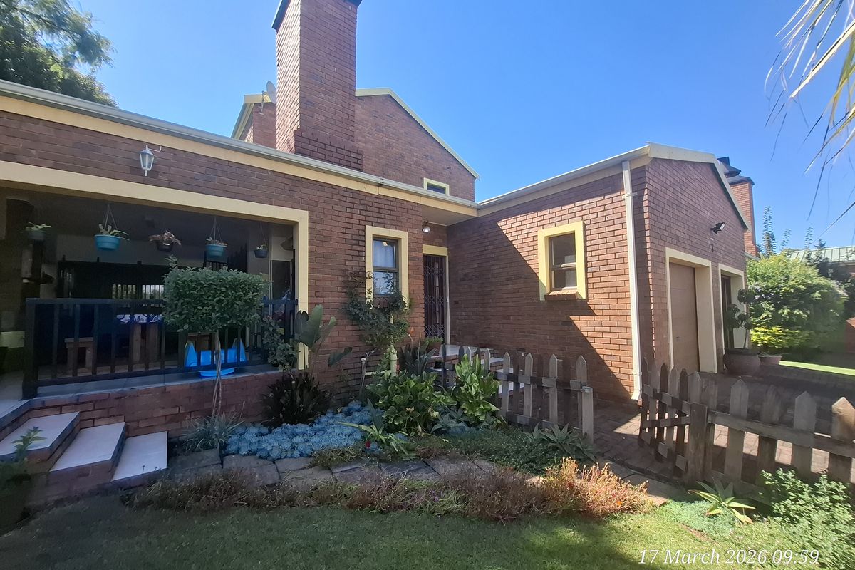 Spacious & Stylish Duplex Living in Sought-After Aviary Hill - Photo 2