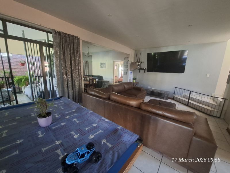Spacious & Stylish Duplex Living in Sought-After Aviary Hill - Photo 7
