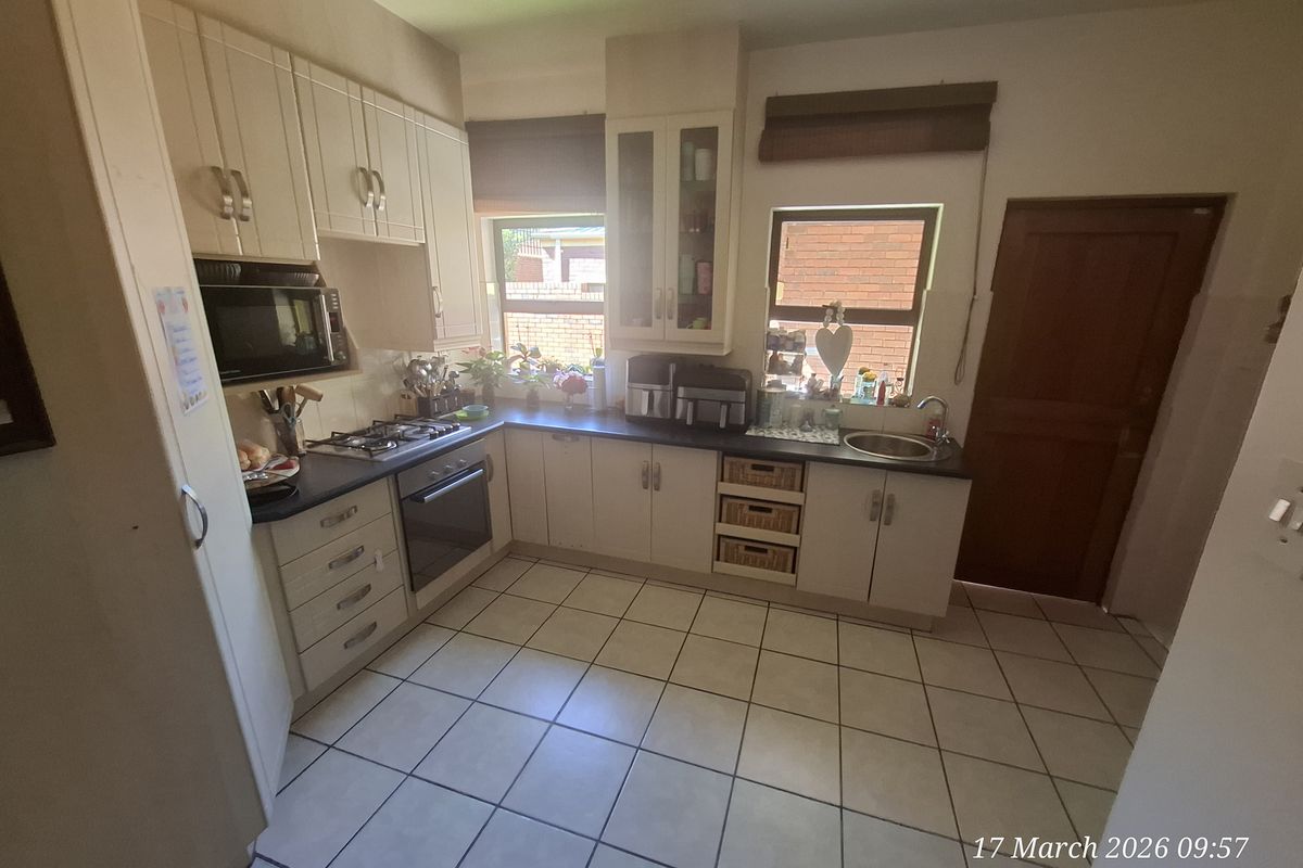 Spacious & Stylish Duplex Living in Sought-After Aviary Hill - Photo 4