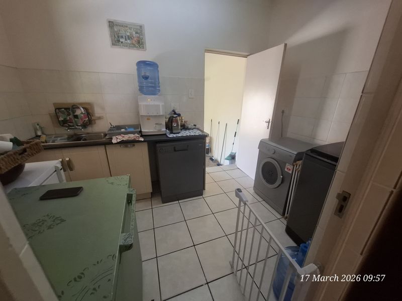 Spacious & Stylish Duplex Living in Sought-After Aviary Hill - Photo 3