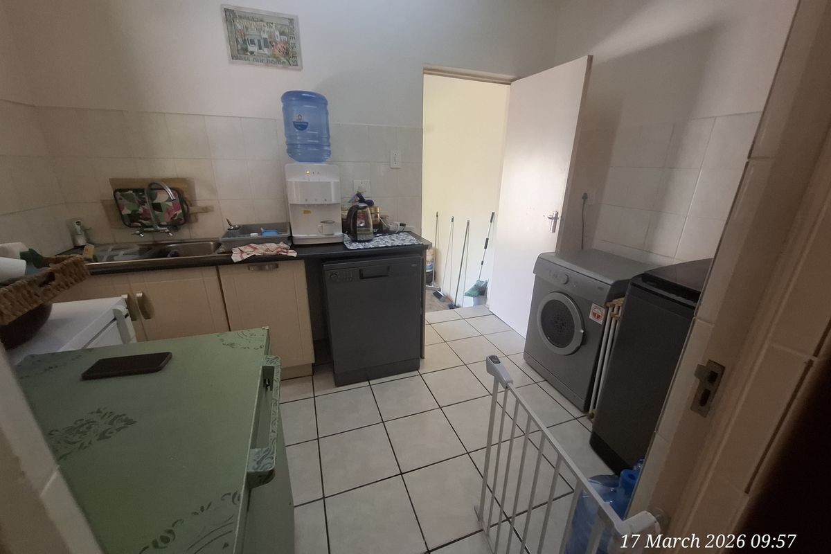 Spacious & Stylish Duplex Living in Sought-After Aviary Hill - Photo 3