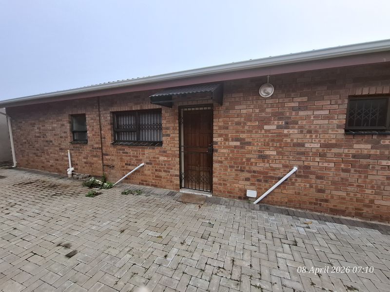 Scenic Living in Signal Hill – Stylish 2-Bedroom Townhouse with Views & Double Garage - Photo 5