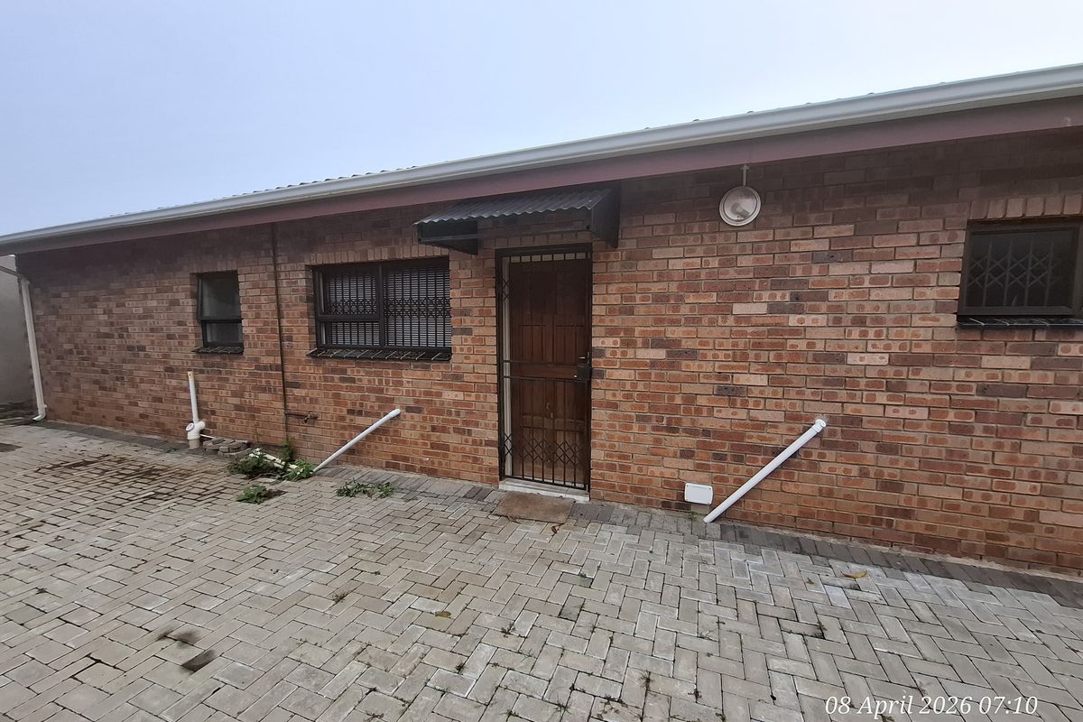 Scenic Living in Signal Hill – Stylish 2-Bedroom Townhouse with Views & Double Garage - Photo 5