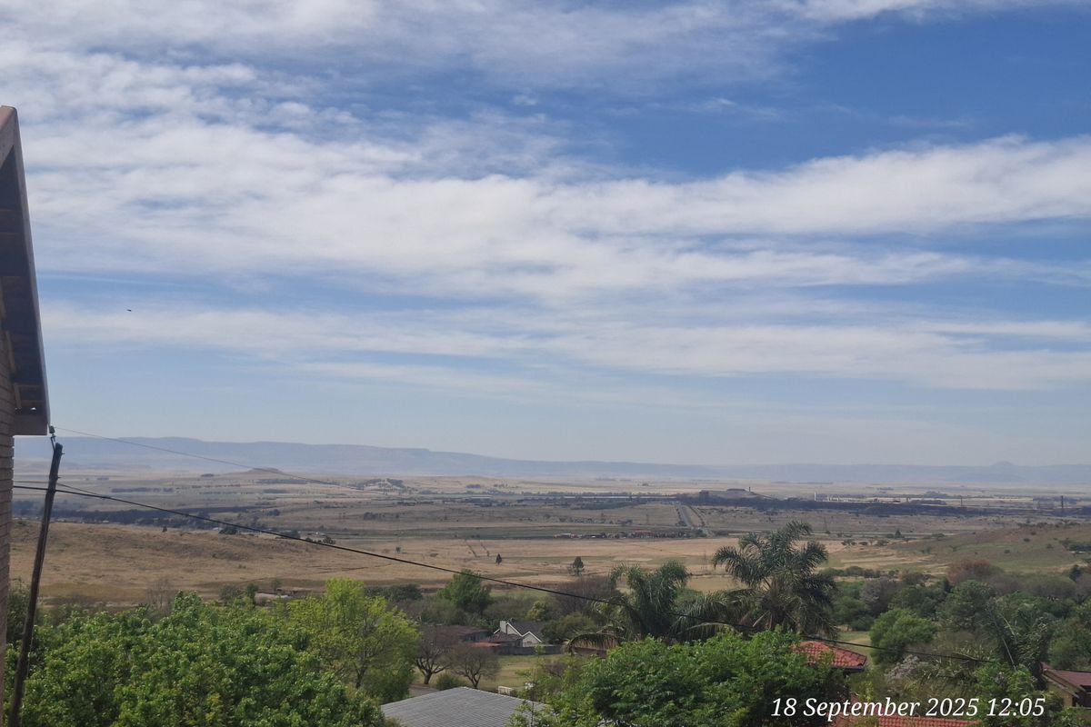 Scenic Living in Signal Hill – Stylish 2-Bedroom Townhouse with Views & Double Garage - Photo 3
