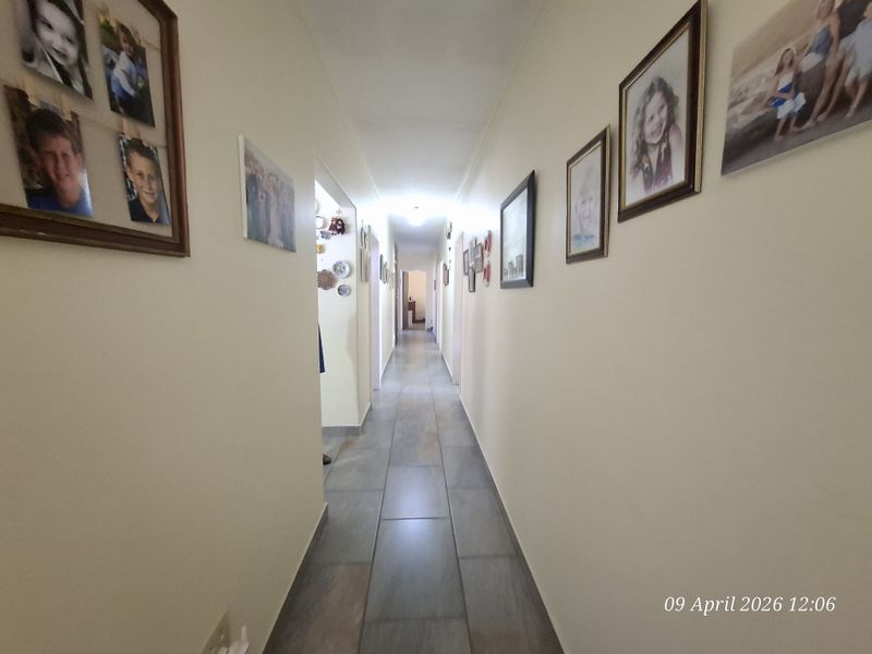 Move-In Ready Family Home in Prime Hutten Heights – Space, Style & Security All in One! - Photo 5