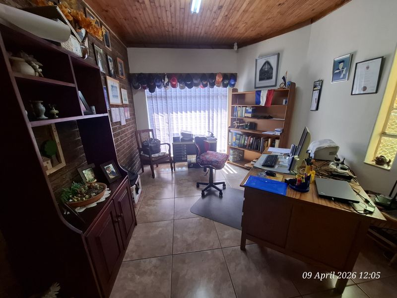 Move-In Ready Family Home in Prime Hutten Heights – Space, Style & Security All in One! - Photo 3