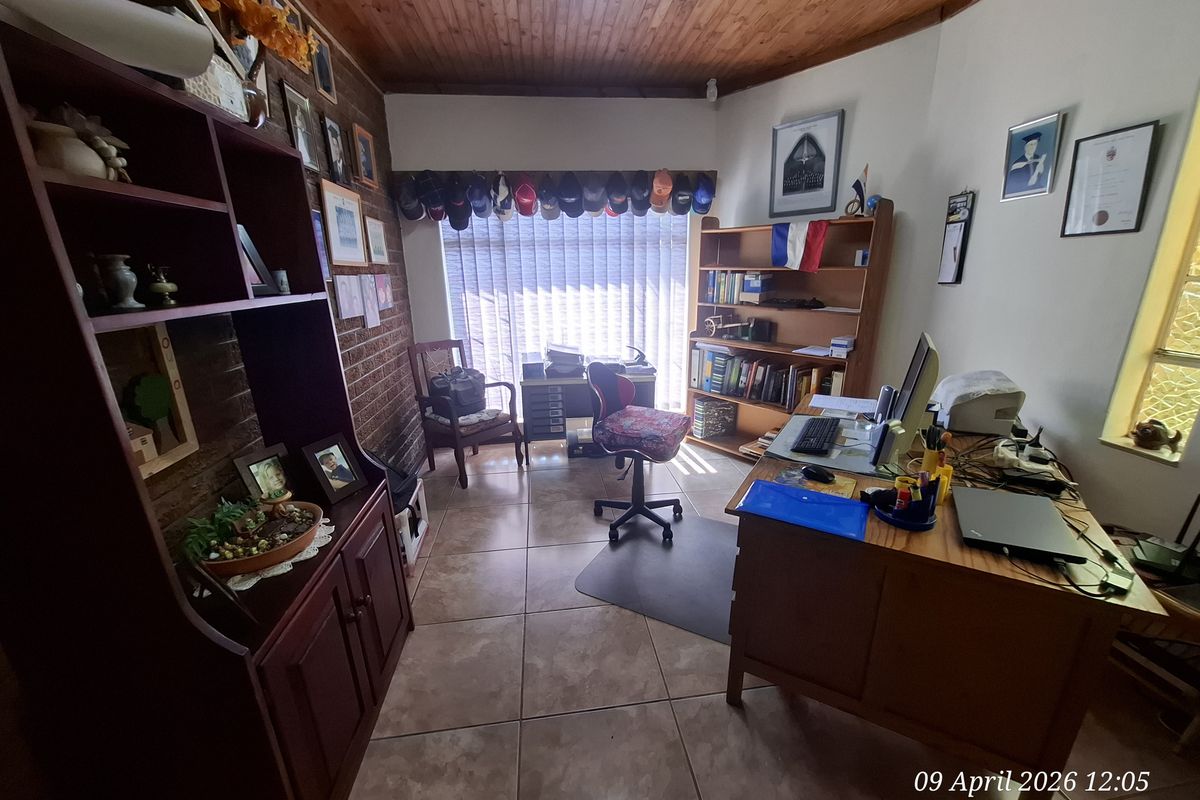 Move-In Ready Family Home in Prime Hutten Heights – Space, Style & Security All in One! - Photo 3