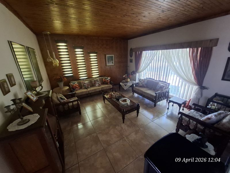 Move-In Ready Family Home in Prime Hutten Heights – Space, Style & Security All in One! - Photo 2