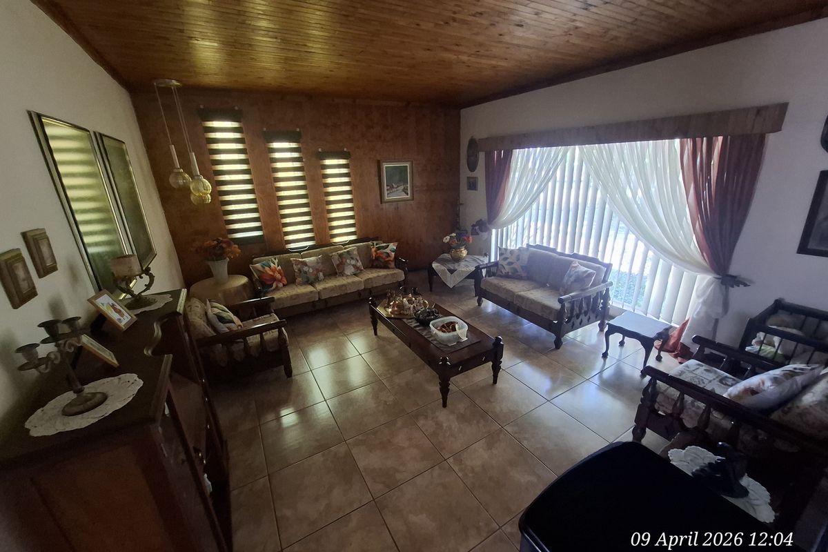 Move-In Ready Family Home in Prime Hutten Heights – Space, Style & Security All in One! - Photo 2