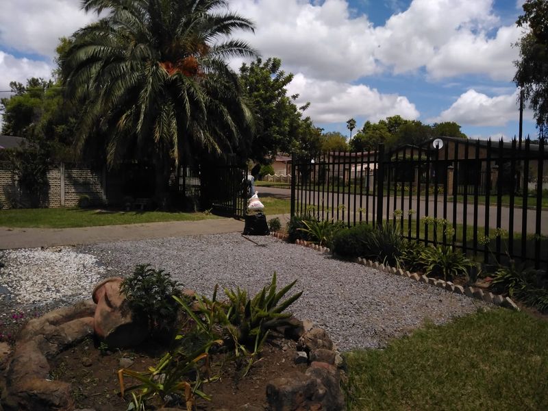 STOP SCROLLING! Your Dream Family Home in Arbor Park Just Hit the Market! - Photo 3