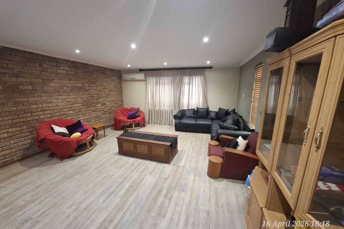 FULLY LOADED FAMILY HOME THAT TICKS EVERY BOX IN PIONEER PARK! - Photo 4