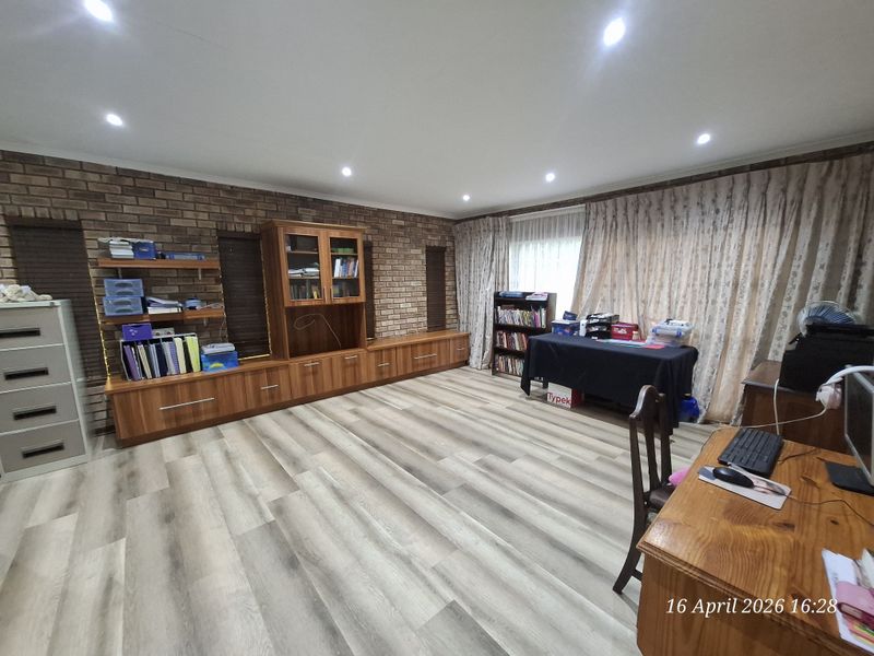 FULLY LOADED FAMILY HOME THAT TICKS EVERY BOX IN PIONEER PARK! - Photo 6