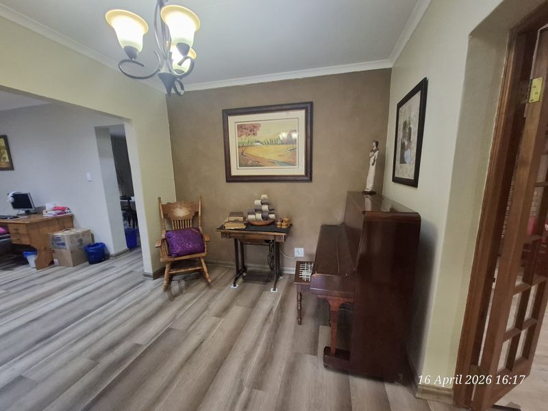 FULLY LOADED FAMILY HOME THAT TICKS EVERY BOX IN PIONEER PARK! - Photo 3