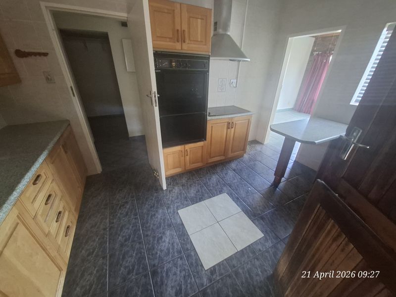 Country Calm Meets City Convenience – Your Signal Hill Escape Awaits! - Photo 9