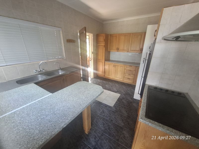 Country Calm Meets City Convenience – Your Signal Hill Escape Awaits! - Photo 8