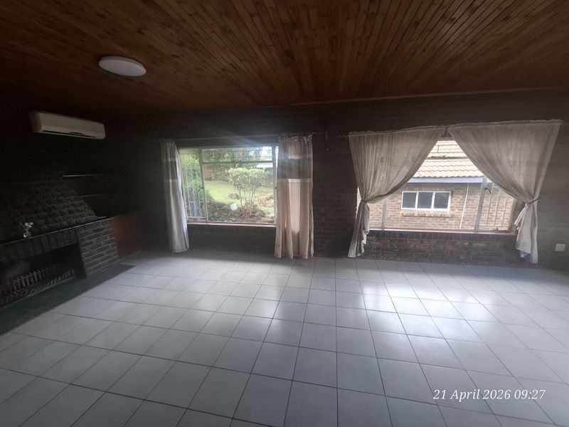 Country Calm Meets City Convenience – Your Signal Hill Escape Awaits! - Photo 6