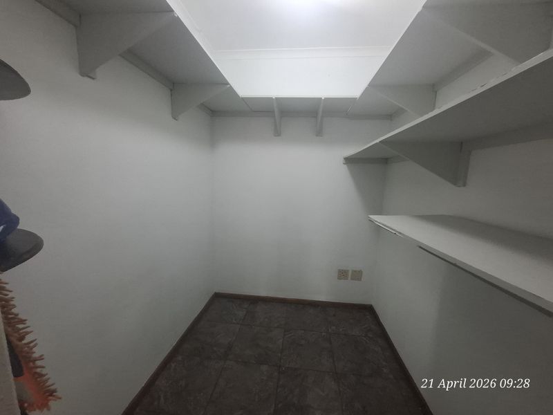 Country Calm Meets City Convenience – Your Signal Hill Escape Awaits! - Photo 10