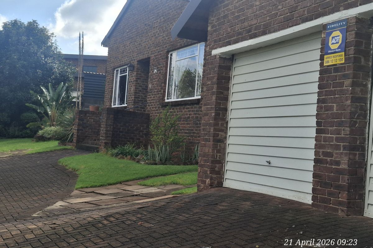 Country Calm Meets City Convenience – Your Signal Hill Escape Awaits! - Photo 2