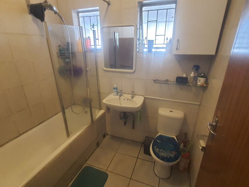 Solid Starter in Arbor Park – Space, Parking & Great Potential - Photo 8