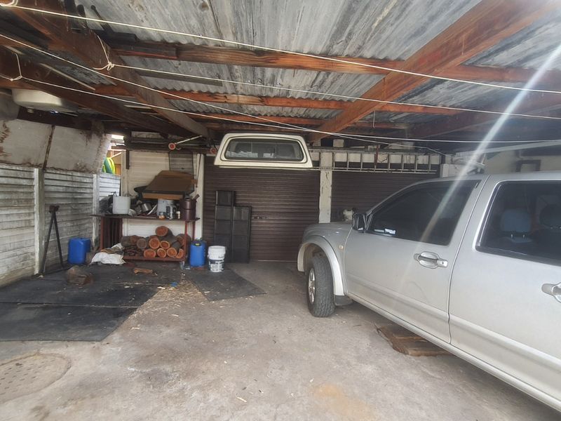 Solid Starter in Arbor Park – Space, Parking & Great Potential - Photo 6