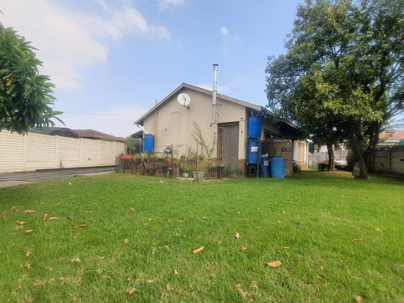 Solid Starter in Arbor Park – Space, Parking & Great Potential - Photo 1