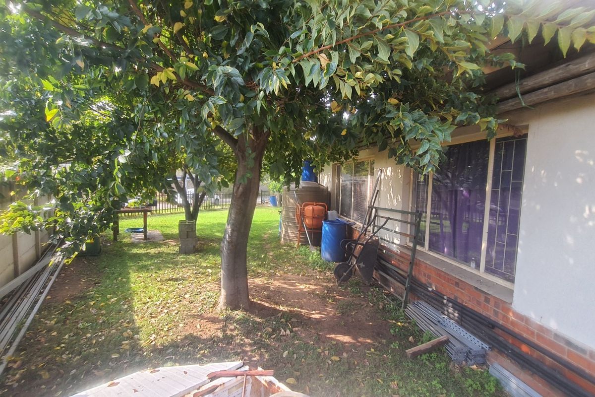 Solid Starter in Arbor Park – Space, Parking & Great Potential - Photo 5