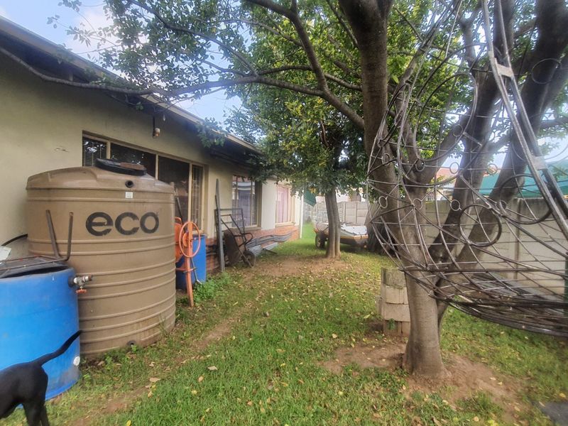 Solid Starter in Arbor Park – Space, Parking & Great Potential - Photo 2